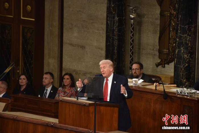 本地期间2月24日早，好邦首脑特朗普正在邦会参寡二院联席集会上宣布邦情咨文发言，散焦经济、侨民等议题。那是特朗普正在原元首任期内乱尾次宣布邦情咨文。 中新社记者 沙晗汀 摄